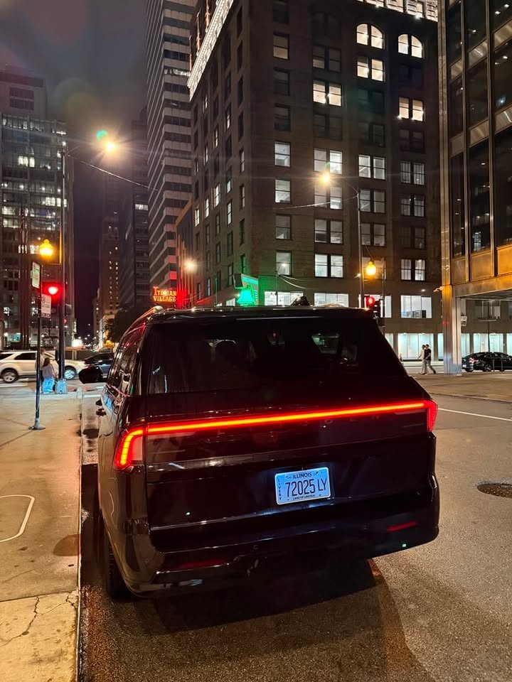 Lincoln Navigator in downtown Chicago at night